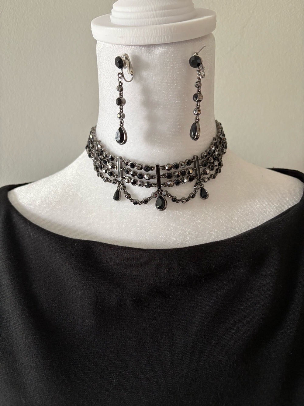 Gothic Black Rhinestone Choker & Clip-On Dangle Earrings Set 90’s